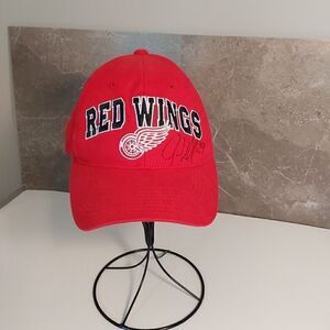 Detroit Red Wings hat Jason Williams signed